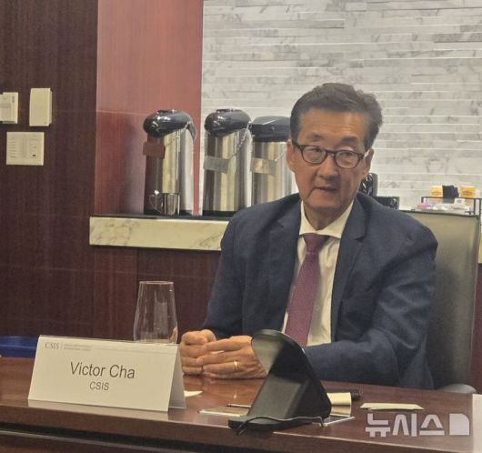 [워싱턴=뉴시스] 미국 싱크탱크 전략국제문제소(CSIS)의 빅터 차 한국 석좌가 지난 9일(현지 시간) 미 워싱턴DC 본사에서 한국언론진흥재단과 미 동서센터의 '한미언론교류 프로그램'에 참가한 한국 기자단과 간담회를 하고 있다. 2025.09.24.
