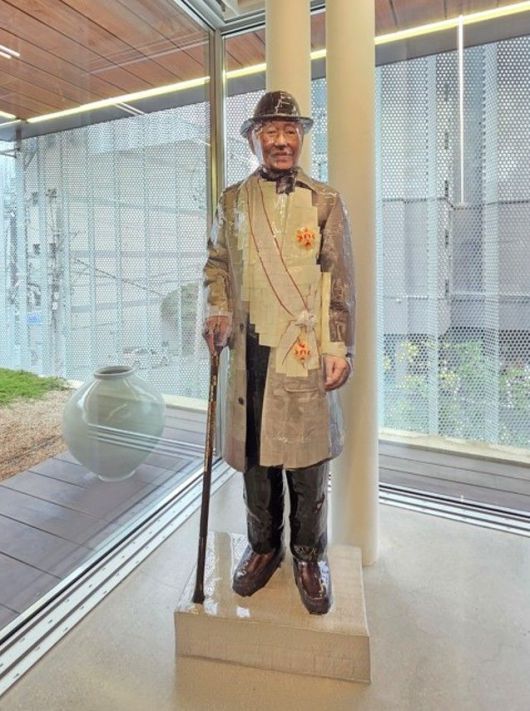 [사진=박현주 미술전문기자]박서보재단에 있는 박서보 전신상. 권오상 작가 작품이다. *재판매 및 DB 금지