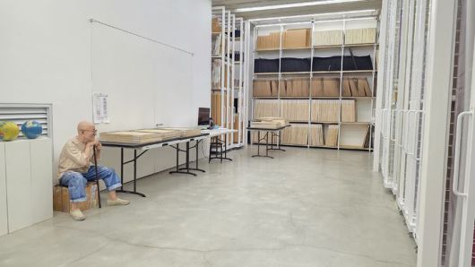 [사진=박현주 미술전문기자] 24일 박서보재단이 지하에 있는 작품 수장고를 언론에 공개했다. 3D로 만든 박서보 화백이 앉아 있어 깜짝 놀라게 한다.   *재판매 및 DB 금지