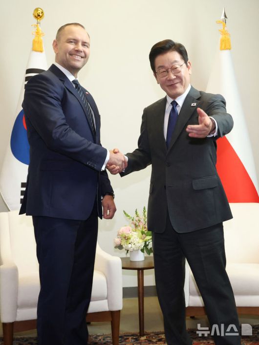 [뉴욕=뉴시스] 최동준 기자 = 이재명 대통령과 카롤 나브로츠키 폴란드 대통령이 24일(현지 시간) 미국 뉴욕 유엔본부에서 한-폴란드 정상회담에 앞서 기념촬영을 하고 있다. 2025.09.25. photocdj@newsis.com