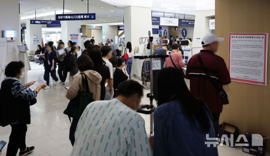 [서울=뉴시스] 권창회 기자 = 서울대학교 병원 노조의 전면 무기한 파업 이틀째인 25일 오전 서울 종로구 서울대병원이 환자들로 붐비고 있다. 2025.09.25. kch0523@newsis.com