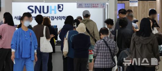 [서울=뉴시스] 권창회 기자 = 서울대학교 병원 노조의 전면 무기한 파업 이틀째인 25일 오전 서울 종로구 서울대병원이 환자들로 붐비고 있다. 2025.09.25. kch0523@newsis.com