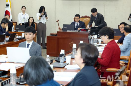 [서울=뉴시스] 고승민 기자 = 신정훈 행정안전위원장이 25일 서울 여의도 국회에서 열린 행정안전위원회 전체회의를 주재하고 있다. 2025.09.25. kkssmm99@newsis.com