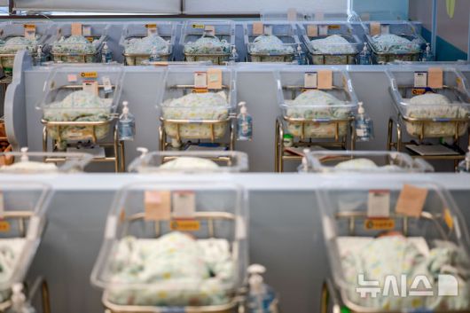 [고양=뉴시스] 정병혁 기자 = 지난 9월 25일 경기 고양시 CHA의과학대학교 일산차병원 신생아실에 아기들이 누워있는 모습.  2025.09.25. jhope@newsis.com **위 사진은 기사와 직접적인 관련이 없음