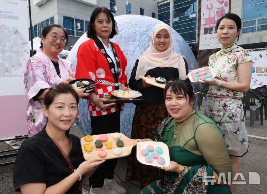 [서울=뉴시스] 배훈식 기자 = 사진은 2025 다문화여성 한가위 축제가 열렸던 지난해 9월25일 오전 서울 양천구 대한적십자사 서울특별시지사 서부봉사관에서 퓨전 K푸드 경연대회에 참여한 다문화 여성들이 출품 음식을 선보이고 있는 모습. 2025.09.25. dahora83@newsis.com