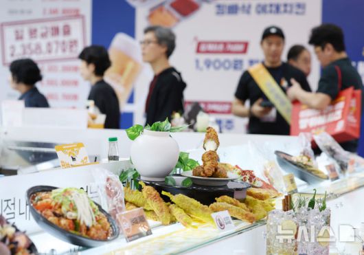 [서울=뉴시스] 김진아 기자 = 25일 서울 강남구 코엑스에서 열린 2025 하반기 IFS 프랜차이즈 창업·산업 박람회에서 관람객들이 부스를 둘러보고 있다. 2025.09.25. bluesoda@newsis.com