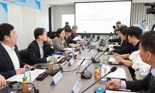 [서울=뉴시스] 한성숙 중소벤처기업부 장관이 25일 서울 종로구 엔도로보틱스에서 열린 '돈이 되는 R&D, 중소벤처 R&D 혁신방안 간담회'에서 발언하고 있다. (사진=중소벤처기업부 제공) 2025.09.25. photo@newsis.com *재판매 및 DB 금지
