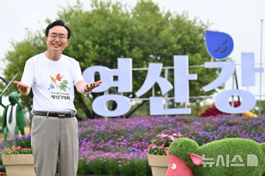 [나주=뉴시스] 이영주 기자 = 25일 오후 전남 나주시 영산강정원에서 윤병태 나주시장이 2025 나주영산강축제를 홍보하고 있다. 2025.09.25. leeyj2578@newsis.com