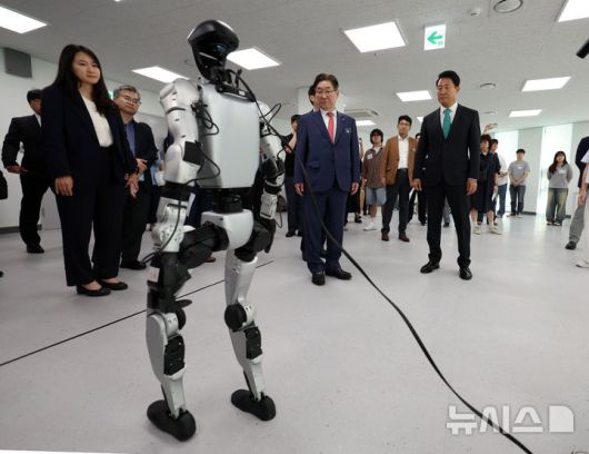 [서울=뉴시스] 이영환 기자 = 오세훈 서울시장과 김동원 고려대학교 총장이 25일 오후 서울 성북구 고려대학교 미래융합기술관 대강당에서 열리는 이제는 이공계 전성시대 포럼 참석에 앞서 정운오IT교양관을 찾아 스마트모빌리티학부 학생들의 로봇 시연을 살펴보고 있다. 2025.09.25. 20hwan@newsis.com