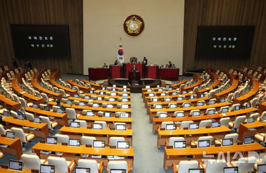 [서울=뉴시스] 고승민 기자 = 박수민 국민의힘 의원이 25일 서울 여의도 국회에서 열린 제429회 국회(정기회) 제9차 본회의에서 정부조직법 일부개정법률안에 대한 반대 무제한토론을 하고 있다. 2025.09.25. kkssmm99@newsis.com