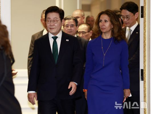 [뉴욕=뉴시스] 최동준 기자 = 이재명 대통령이 25일(현지 시간) 미국 뉴욕 증권거래소에서 열린 대한민국 투자 써밋에서 린 마틴 뉴욕 증권거래소 회장과 입장하고 있다. 2025.09.25. photocdj@newsis.com