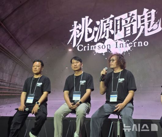 [도쿄(일본)=뉴시스]컴투스의 이동원 PD와 김필종 AD와 도원암귀 제작위원회의 하라구치 유키 PD는 도쿄게임쇼 무대에 올라 '도원암귀 Crimson Inferno'를 소개했다.