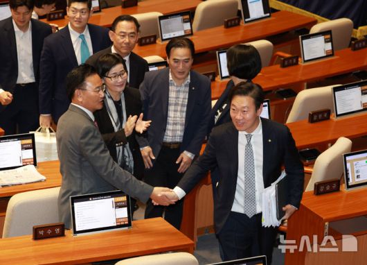 [서울=뉴시스] 고승민 기자 = 필리버스터 최장 기록을 경신한 박수민 국민의힘 의원이 26일 서울 여의도 국회에서 열린 제429회 국회(정기회) 제9차 본회의에서 정부조직법 반대 필리버스터를 마친 뒤 동료 의원들에게 격려와 축하를 받고 있다. 2025.09.26. kkssmm99@newsis.com