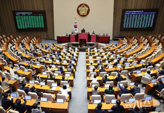[서울=뉴시스] 김금보 기자 =  26일 오후 서울 여의도 국회에서 열린 본회의에서 정부조직법 일부개정법률안이 통과되고 있다. 2025.09.26. kgb@newsis.com