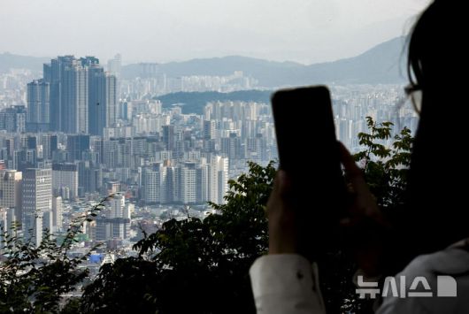[서울=뉴시스] 정병혁 기자 = 지난달 29일 서울 중구 남산에서 서울시내 아파트가 보이고 있다. 9·7 주택 공급 확대 방안이 나온 뒤 도리어 서울 아파트 거래량이 늘어나고 한강벨트발 집값 오름세가 주변 지역으로 번지고 있다. 2025.09.29. jhope@newsis.com