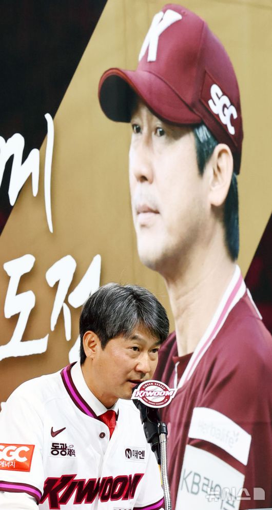 [서울=뉴시스] 박주성 기자 = 29일 오후 서울 구로구 고척스카이돔에서 열린 키움히어로즈 제7대 설종진 감독 취임식에서 설종진 감독이 취임사를 하고 있다. 2025.09.29. park7691@newsis.com