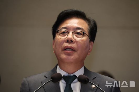 [서울=뉴시스] 김금보 기자 = 송언석 국민의힘 원내대표가 29일 오후 서울 여의도 국회에서 열린 정책 의원총회에서 발언을 하고 있다. 2025.09.29. kgb@newsis.com