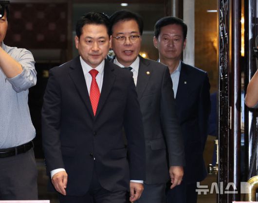 [서울=뉴시스] 김금보 기자 = 장동혁 국민의힘 대표와 송언석 원내대표가 29일 오후 서울 여의도 국회에서 열린 정책 의원총회에 참석을 하고 있다. 2025.09.29. kgb@newsis.com