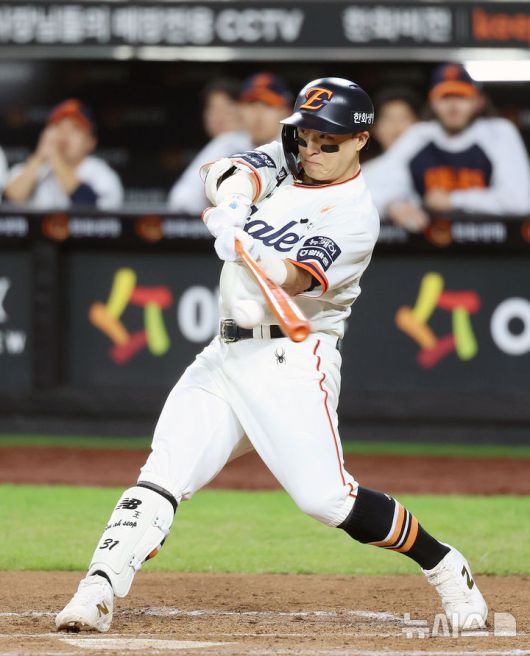 [대전=뉴시스] 조성우 기자 = 29일 대전 중구 한화생명볼파크에서 열린 2025 KBO리그 LG 트윈스와 한화 이글스의 경기, 한화 6회말 공격 2사 주자 만루서 손아섭이 2타점 적시타를 때린 뒤 세리머니를 하고 있다. 2025.09.29. xconfind@newsis.com