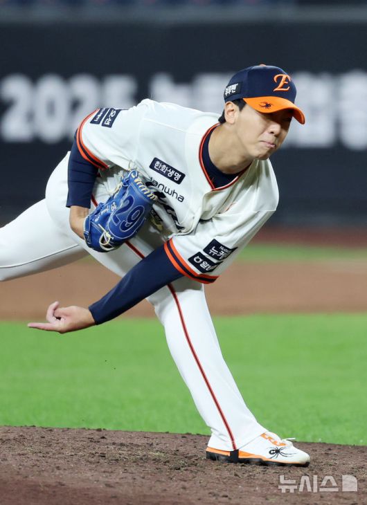 [대전=뉴시스] 조성우 기자 = 29일 대전 중구 한화생명볼파크에서 열린 2025 KBO리그 LG 트윈스와 한화 이글스의 경기, 한화 투수 황준서가 LG 7회초 공격 때 마운드에 올라 역투하고 있다. 2025.09.29. xconfind@newsis.com