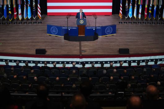 [콴티코=AP/뉴시스] 도널드 트럼프 미국 대통령이 30일(현지 시간) 미국 버지니아주 콴티코의 해병기지에서 군 고위급 장성들을 대상으로 연설하고 있다. 2025.09.30.