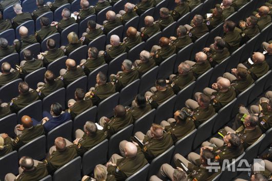 [콴티코=AP/뉴시스] 30일(현지 시간) 미국 버지니아주 콴티코의 해병기지에서 군 고위급 장성들이 도널드 트럼프 대통령의 연설을 듣고 있다. 2025.09.30.