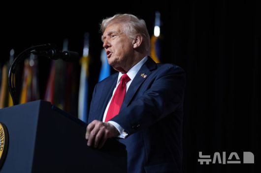 [콴티코=AP/뉴시스] 도널드 트럼프 미국 대통령이 30일(현지 시간) 미국 버지니아주 콴티코의 해병기지에서 군 고위급 장성들을 대상으로 연설하고 있다. 2025.09.30.