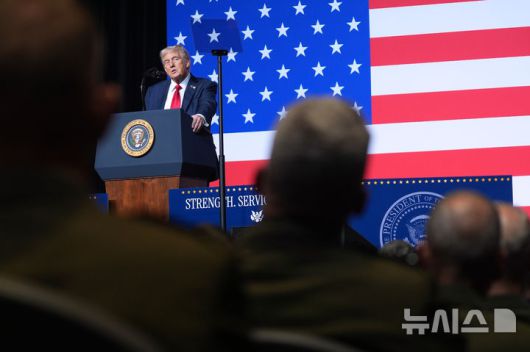 [콴티코=AP/뉴시스] 도널드 트럼프 미국 대통령이 30일(현지 시간) 미국 버지니아주 콴티코의 해병기지에서 군 고위급 장성들을 대상으로 연설하고 있다. 2025.09.30.