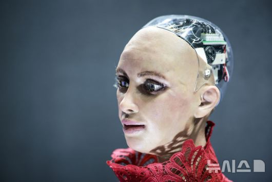 [서울=뉴시스] 정병혁 기자 = 30일 서울 강남구 코엑스에서 열린 서울 스마트라이프 위크에 AI 휴머노이드 로봇 소피아가 전시되어 있다. 2025.09.30. jhope@newsis.com