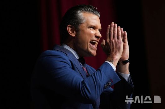 [콴티코=AP/뉴시스] 피트 헤그세스 미국 국방부 장관이 30일(현지 시간) 미 버지니아주 콴티코의 해병기지에서 군 고위급 장성들을 대상으로 연설하고 있다. 2025.09.30.