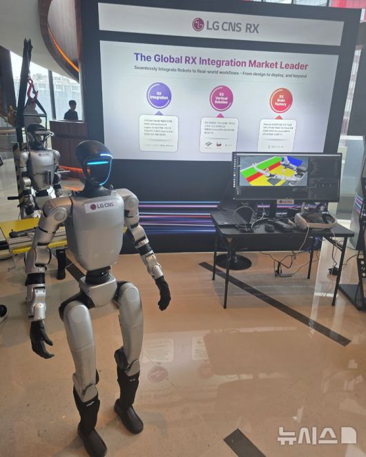 [서울=뉴시스]오동현 기자 =  LG CNS가 9월 30일 서울 여의도에서 개최한 기업 고객 초청행사 'AX 페어 2025' 현장에 등장한 휴머노이드 로봇. 2025.09.30. odong85@newsis.com