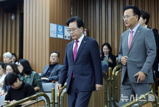 [서울=뉴시스] 고승민 기자 = 송언석 국민의힘 원내대표가 1일 서울 여의도 국회에서 열린 상임위원장 및 간사단 회의에 참석하고 있다. 2025.10.01. kkssmm99@newsis.com