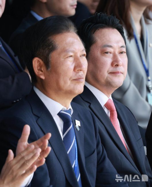 [계룡=뉴시스] 고범준 기자 = 정청래 더불어민주당 대표와 장동혁 국민의힘 대표가 지난 1일 충남 계룡대에서 열린 건군 77주년 국군의 날 기념식에 참석하고 있다. 2025.10.01. bjko@newsis.com