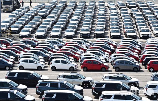 [평택=뉴시스] 김종택 기자 = 미국발 관세 영향 속에서도 양대 주력 수출품인 반도체와 자동차 수출 호조에 힘입어 한국의 9월 수출이 작년 동기보다 12.7% 증가해 역대 최대치를 경신했다.사진은 1일 경기 평택항 자동차 전용부두에 수출용 차량이 세워져 있는 모습. 2025.10.01. jtk@newsis.com