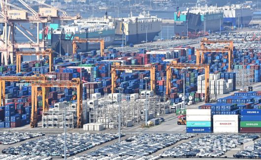 [평택=뉴시스] 김종택 기자 = 미국발 관세 영향 속에서도 양대 주력 수출품인 반도체와 자동차 수출 호조에 힘입어 한국의 9월 수출이 작년 동기보다 12.7% 증가해 역대 최대치를 경신했다.사진은 1일 수출입 컨테이너가 쌓여있는 경기 평택항 모습. 2025.10.01. jtk@newsis.com