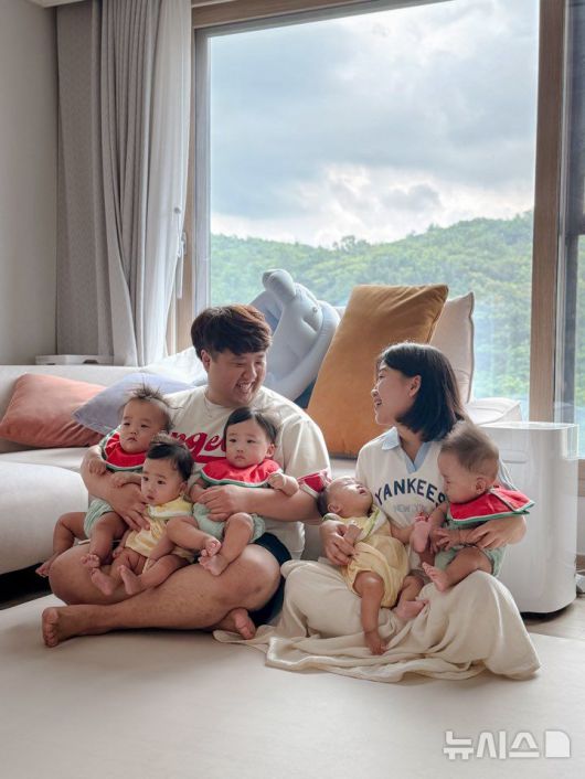 [서울=뉴시스] 지난해 국내 최초로 자연임신을 통해 태어난 다섯쌍둥이와 가족. (사진= 서울성모병원 제공. 사진은 기사와 관련이 없습니다.)