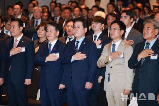 [서울=뉴시스] 고범준 기자 = 이재명 대통령이 2일 서울 광진구 그랜드워커힐서울 호텔에서 열린 제19회 세계 한인의 날 기념식에서 참석자들과 국민의례를 하고 있다. 2025.10.02. bjko@newsis.com