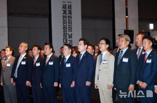 [서울=뉴시스] 고범준 기자 = 이재명 대통령이 2일 서울 광진구 그랜드워커힐서울 호텔에서 열린 제19회 세계 한인의 날 기념식에서 애국가를 부르고 있다. 2025.10.02. bjko@newsis.com