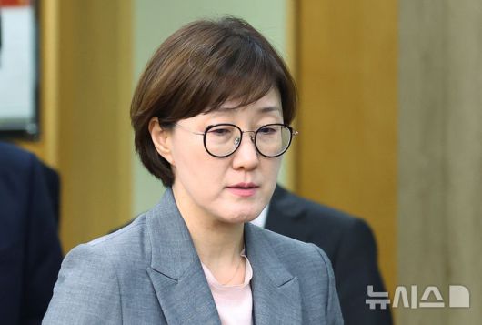 [서울=뉴시스] 최동준 기자 = 김현지 대통령실 제1부속실장이 2일 서울 용산 대통령실 청사에서 열린 수석보좌관회의에 참석하고 있다. (대통령실통신사진기자단) 2025.10.02. photocdj@newsis.com