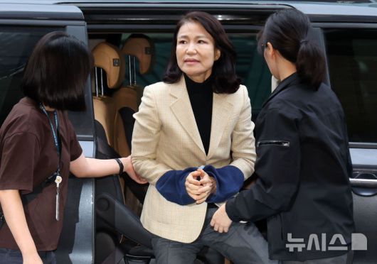 [서울=뉴시스] 홍효식 기자 = 공직선거법·국가공무원법 위반 등 혐의로 체포된 이진숙 전 방송통신위원장이 2일 서울 영등포경찰서로 압송되고 있다. 2025.10.02. yesphoto@newsis.com