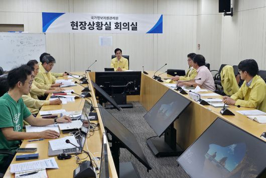 [서울=뉴시스] 조성우 기자 = 김민재 중앙재난안전대책본부 1차장(행정안전부 차관)이 2일 대전시 유성구 국가정보자원관리원 현장상황실에서 국가정보시스템 복구 상황 점검회의를 주재하고 있다. (사진=행정안전부 제공) 2025.10.02. photo@newsis.com *재판매 및 DB 금지