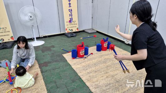 [청주=뉴시스] 연현철 기자 = 추석 연휴 첫날이자 개천절인 3일 충북 청주시 상당구 청주랜드관리사업소 어린이회관 1관 체험교실에서 시민들이 투호 던지기, 고리 끼우기 등 전통놀이를 체험하고 있다. 2025.10.03. yeon0829@newsis.com