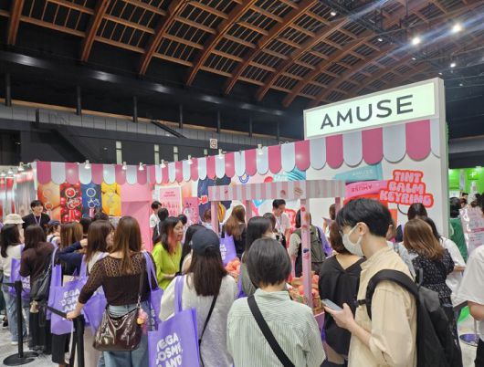 [도쿄=뉴시스] 큐텐재팬의 대규모 오프라인 뷰티 페스티벌 '메가 코스메 랜드 2025' 행사 내 뷰티 브랜드 '어뮤즈'의 부스 모습. 2025.10.04. juicy@newsis.com *재판매 및 DB 금지