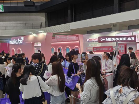 [도쿄=뉴시스] 이현주 기자=큐텐재팬의 대규모 오프라인 뷰티 페스티벌 메가 코스메 랜드 2025 내 위치한 에이피알의 메디큐브 브랜드 부스 모습. 2025.10.04. juicy@newsis.com *재판매 및 DB 금지