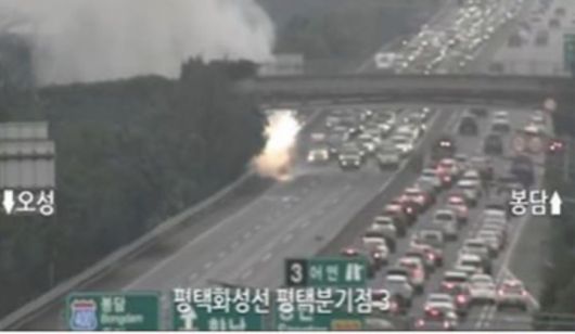 [평택=뉴시스] 5일 오전 11시38분께 경기 평택시 청북읍 백봉리 평택화성고속도로 평택방향을 달리던 승용차에 불이 났다. (사진=경기도소방재난본부 제공) 2025.10.05. photo@newsis.com *재판매 및 DB 금지