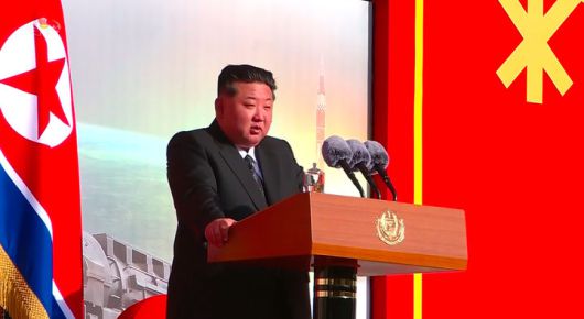 [서울=뉴시스] 조선중앙TV가 4일 평양에서 개막한 무장장비전시회 '국방발전-2025'에 참석한 김정은 국무위원장의 기념연설을 5일 방송하고 있다. (출처=조선중앙TV 캡쳐) 2025.10.05. photo@newsis.com *재판매 및 DB 금지