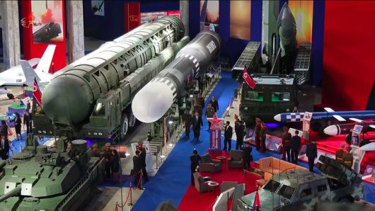 [서울=뉴시스] 조선중앙TV가 4일 김정은 국무위원장이 평양에서 개막한 무장장비전시회 '국방발전-2025' 관람하는 모습을 5일 방송하고 있다. (출처=조선중앙TV 캡쳐) 2025.10.05. photo@newsis.com *재판매 및 DB 금지