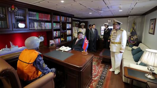 [서울=뉴시스] 조선중앙TV가 김정은 북한 국무위원장이 지난 5일 무장장비전시회 '국방발전-2025' 이틀차에 해군의 신형 구축함 '최현호'를 돌아봤다고 6일 방영했다.(사진=조선중앙TV 캡처) 2025.10.06. photo@newsis.com *재판매 및 DB 금지