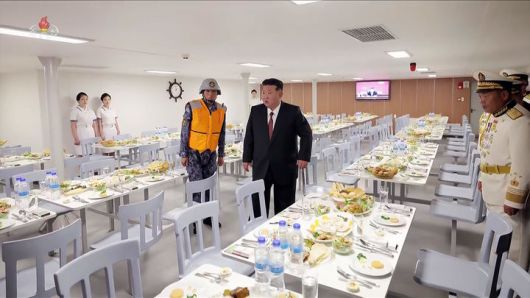 [서울=뉴시스] 조선중앙TV가 김정은 북한 국무위원장이 지난 5일 무장장비전시회 '국방발전-2025' 이틀차에 해군의 신형 구축함 '최현호'를 돌아봤다고 6일 방영했다.(사진=조선중앙TV 캡처) 2025.10.06. photo@newsis.com *재판매 및 DB 금지