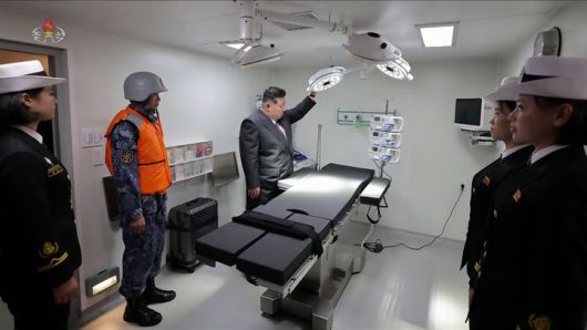 [서울=뉴시스] 조선중앙TV가 김정은 북한 국무위원장이 지난 5일 무장장비전시회 '국방발전-2025' 이틀차에 해군의 신형 구축함 '최현호'를 돌아봤다고 6일 방영했다.(사진=조선중앙TV 캡처) 2025.10.06. photo@newsis.com *재판매 및 DB 금지